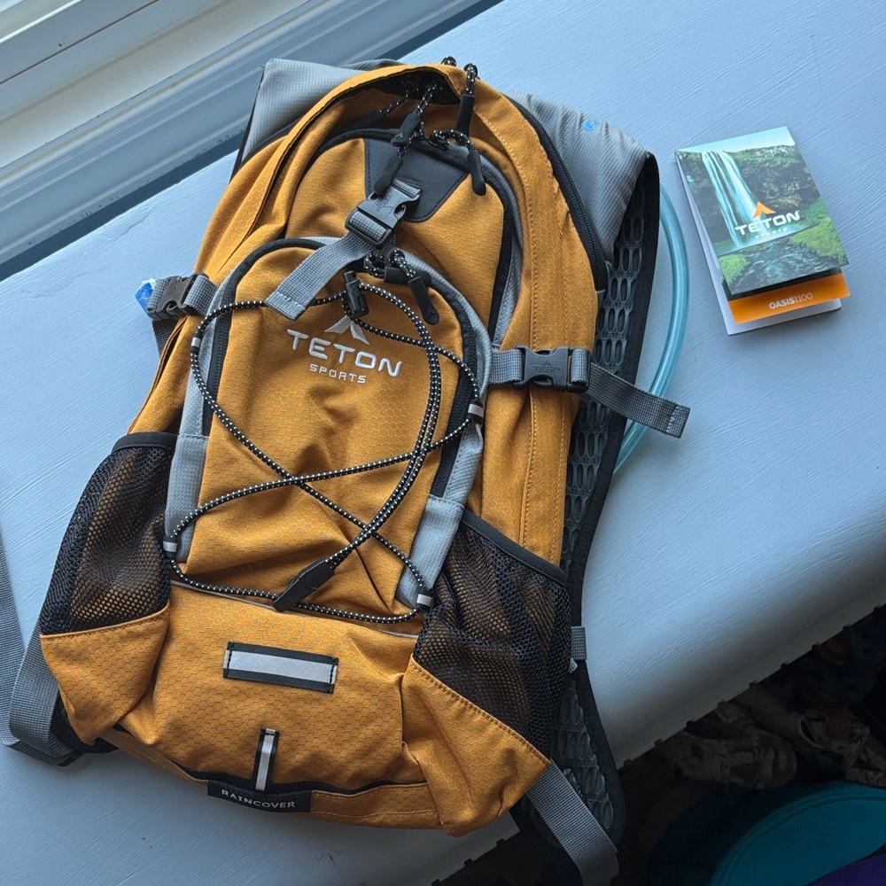 Oasis 1100 18L Backpack in Orange and Black